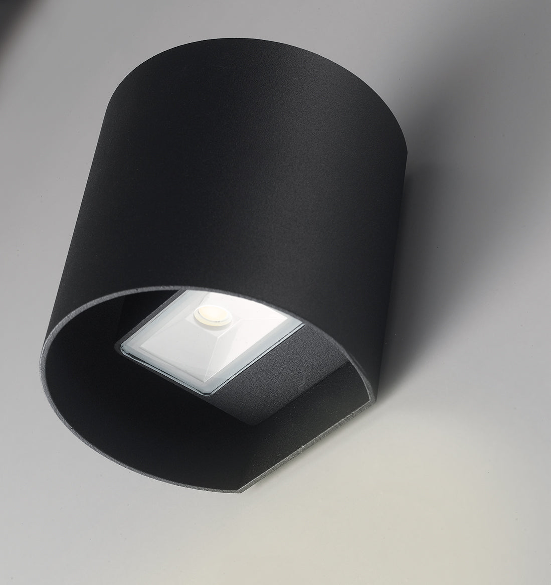 Applique per esterno in alluminio goffrato bianco o nero IP54 led integrato con regolazione luce 3000-4000°k 2x3,5W 840 lumen GOLF Applique per esterno in alluminio goffrato bianco o nero IP54 led integrato con regolazione luce 3000-4000°k 2x3,5W 840 lumen GOLF